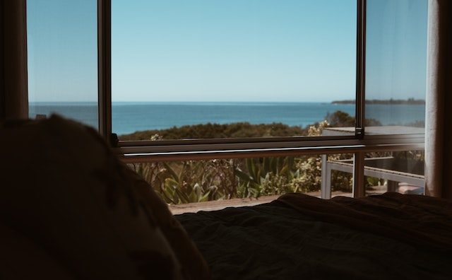 imagen de la ventana de un apartamento turístico desde la que se ve el mar
