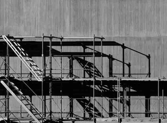 imagen de andamios en blanco y nego para representar el certificado de andamios de arquitectos madrid
